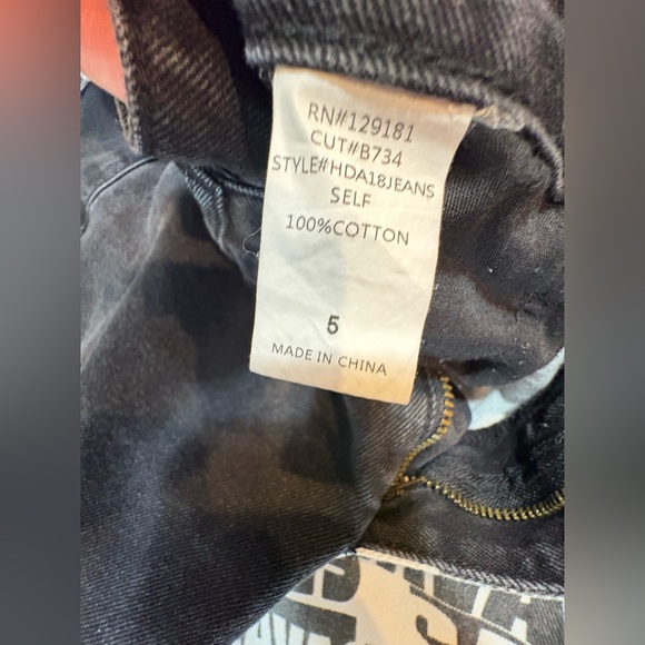 Fashion Nova Women's Juniors Black White She’s a Savage Mom Style Denim Jeans 5 - Picture 9 of 10